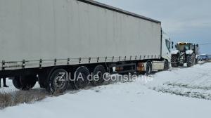 Trafic îngreunat pe drumul dintre Autostrada A4 și varianta Ovidiu - Constanța! Un autotren a blocat circulația (GALERIE FOTO +VIDEO)   