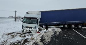 ​TIR derapat spre Penitenciarul Poarta Albă, județul Constanța. Combustibilul a ajuns pe carosabil (FOTO+VIDEO)                     