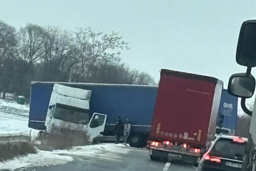 ​TIR derapat intre Poarta Alba si Medgidia, judetul Constanta, din cauza zapezii. Trafic blocat pe sosea (FOTO+VIDEO)    