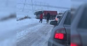 TIR derapat într-un șanț, între Tulcea și Constanța, din cauza drumului necurățat (FOTO+VIDEO) 