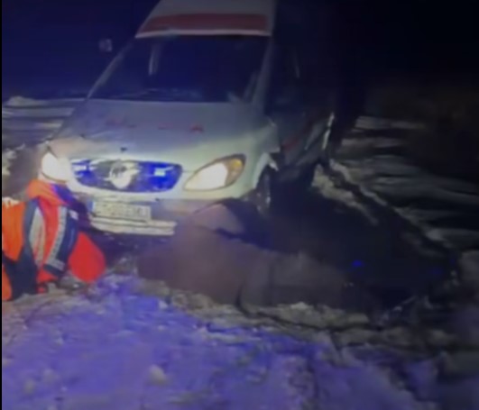 Ambulanta blocata in zapada in zona localitatii Viroaga, judetul Constanta 