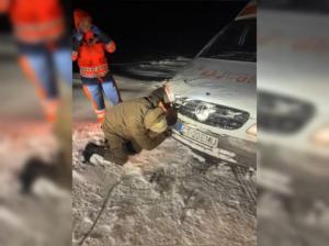Ambulanță blocată în zăpadă în zona localității Viroaga, județul Constanța (GALERIE FOTO+VIDEO)   