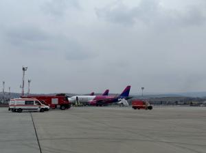 UPDATE Alertă pe Aeroportul din Cluj Napoca! Un avion a avut probleme la aterizare! Planul Roșu de Intervenție, activat (FOTO+VIDEO)   