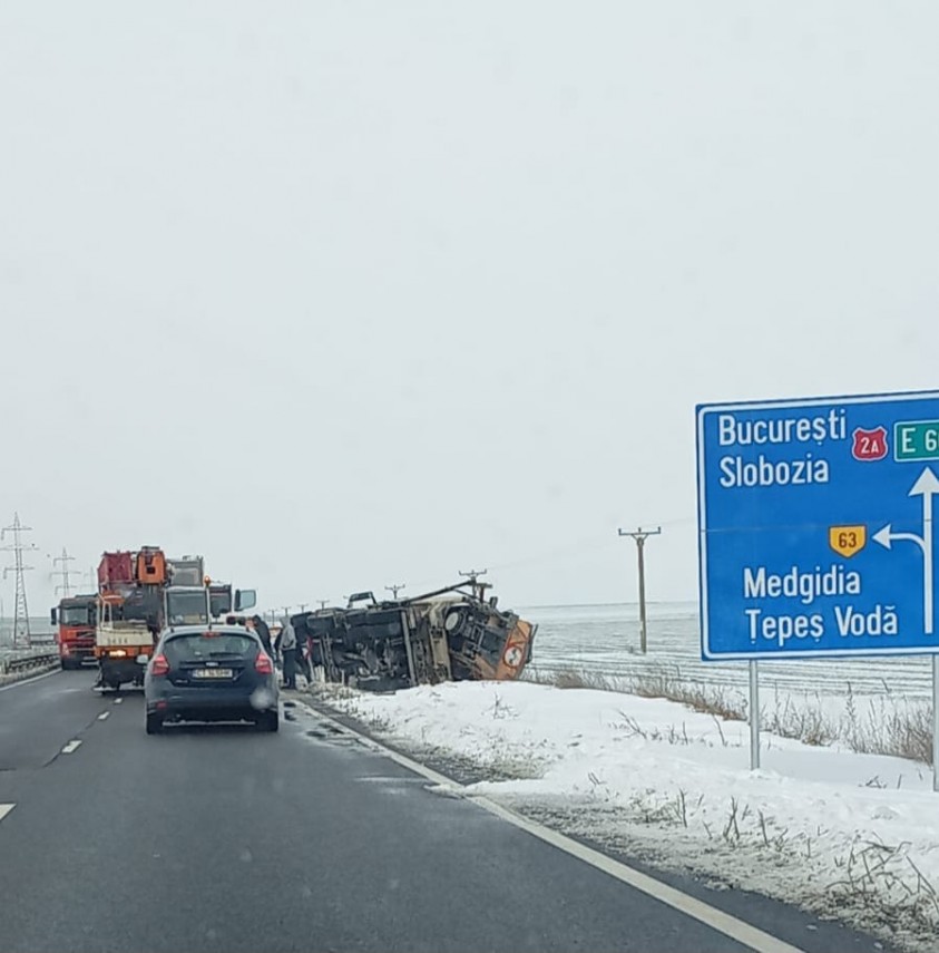 Un utilaj de deszapezire s-a rasturnat intre Dorobantu si Galbiori, in judetul Constanta 