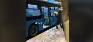 La Constanța se poartă bulgăreala ad-hoc, în autobuz (VIDEO)