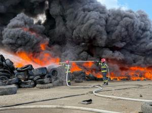 UPDATE Incendiu de amploare la un depozit de anvelope uzate din Tulcea! A fost emis mesaj Ro-Alert (GALERIE FOTO+VIDEO)      
