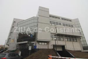 O ex-angajată a Consiliului Județean Constanța se judecată cu fosta instituție angajatoare  