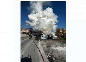 Incendiu la Tulcea. Arde o mașină! Degajări mari de fum (FOTO+VIDEO)