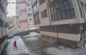 Imagini cu puternic impact emoțional! Femeie ucisă de gheața și zăpada căzută de pe un imobil la Chiajna (VIDEO)