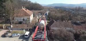 CNAIR Transportul agabaritic record a trecut fără incidente peste podul din localitatea Conop, județul Arad, pe DN 7! Detalii (VIDEO)