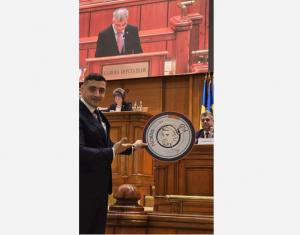 „Ia jetul și du-te!” – George Simion, mesaj către Marcel Ciolacu, chiar în timpul dezbaterii moțiunii