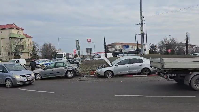 stiri constanta accident rutier cu victime in ovidiu trei autoturisme si un camion sunt implicate foto