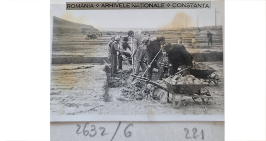 Oameni liberi și deținuti au lucrat pe șantierul Canalului. Colecție Arhivele Naționale - Constanța