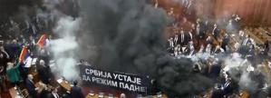 Parlamentul din Serbia, sub atacul grenadelor fumigene. Un deputat a fost rănit (VIDEO)