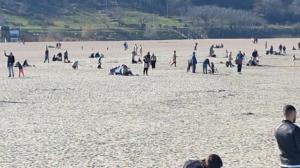 Vremea frumoasă a scos constănțenii la plimbare pe plajă de 8 Martie! Curajoșii s-au aventurat și la o baie în mare (GALERIE FOTO+VIDEO)
