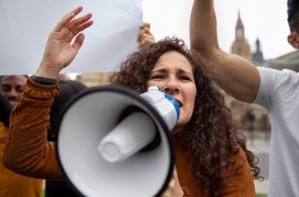 Manifestații în fața sediului BEC, unde Crin Antonescu își va depune candidatura 