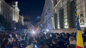 Jandarmeria Română intervine la protestele din fața BEC, după ce manifestanții au aruncat cu bucăți de caldarâm