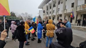 UPDATE Protest în fața Prefecturii Județului Constanța după decizia respingerii candidaturii lui Călin Georgescu la alegerile prezidențiale (GALERIE FOTO+VIDEO)   