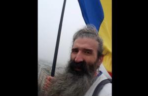 Cezar Avrămuță, cunoscut ca Stegarul Dac, nu se lasă. S-a suit într-un copac imediat după externare (VIDEO)