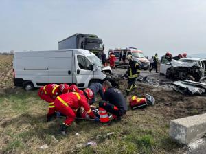 Tragedie pe DN1! Două persoane decedate în urma unui accident rutier între un microbuz și un autoturism (FOTO+VIDEO)