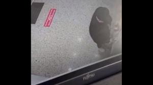 Individul  care scotea bani, cu cardul victimei, dintr-un bancomat din Tulcea, surprins pe camera de supraveghere (VIDEO)