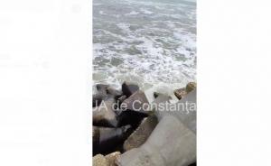 Spectacolul naturii în zona Cazinoului din Constanța, la final de martie. Marea agitată atrage privirile (FOTO+VIDEO)