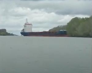 Tulcea O navă sub pavilion St. Kitts and Nevis a eșuat pe Canalul Sulina, la Mila marină 15 (VIDEO)