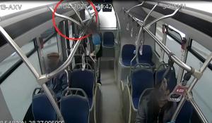 Constanța Mai multe persoane surprinse în timp ce declanșează în mod intenționat sistemele de siguranță pentru deschiderea ușilor din interior ale autobuzelor (VIDEO)