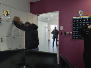 Descinderi de amploare ale polițiștilor și procurorilor DIICOT! Cum acționau suspecții pentru a păcăli persoane din mai multe țări