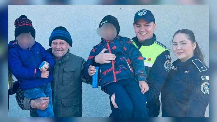 FOTO: Iepurasul de Paste a venit mai devreme pentru doi frati orfani din Sinoie, judetul Constanta. Daruri aduse din suflet de politisti 