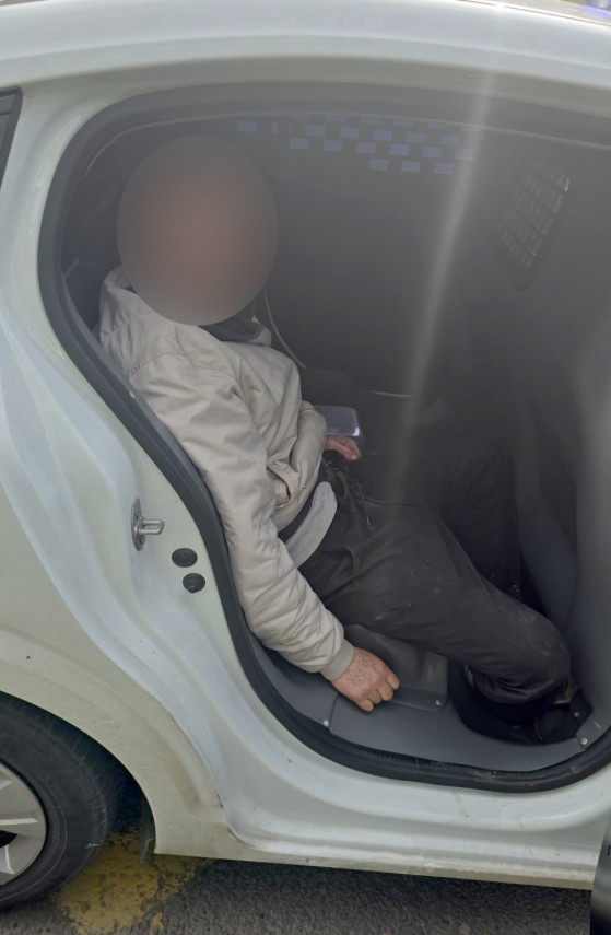 Autorul vandalizarii ceasul din Parcul Tomis II, a fost prins in flagrant de politistii locali din Constanta! (Galerie FOTO)  