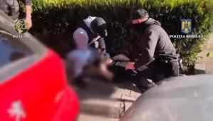 Droguri introduse în țară prin colete cu haine și jucării! Trei suspecți, reținuți la Constanța (VIDEO)