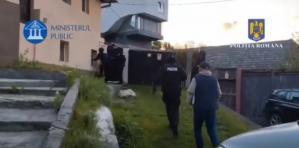 Steaguri naziste, pistoale airsoft și insigne fasciste descoperite în urma unor descinderi în două județe (VIDEO)