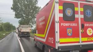 FOTO+VIDEO Tulcea Trafic dirijat pe DN 22, între Somova și Niculițel, după un accident între un autocar cu aproximativ 20 de persoane și un TIR