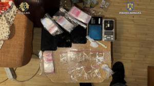 Descinderi la persoane suspectate de trafic de droguri de mare risc! Trei persoane au ajuns după gratii (GALERIE FOTO)