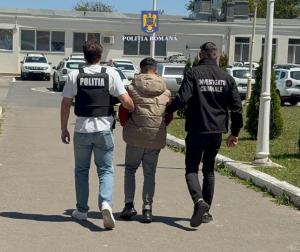 Minor din Constanța, acuzat de furtul a 25.000 de lei dintr-o societate comercială, arestat preventiv. Ce spun polițiștii (VIDEO)