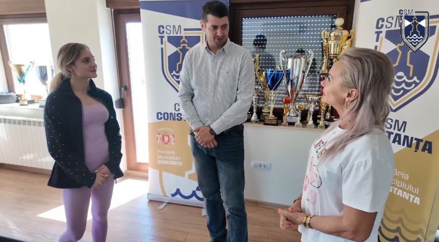 Sabrina Maneca – Voinea, Mihai Ochiuleț (directorul CSM Constanța) și Camelia Voinea. Sursa foto: captură Facebook (CSM Constanța)