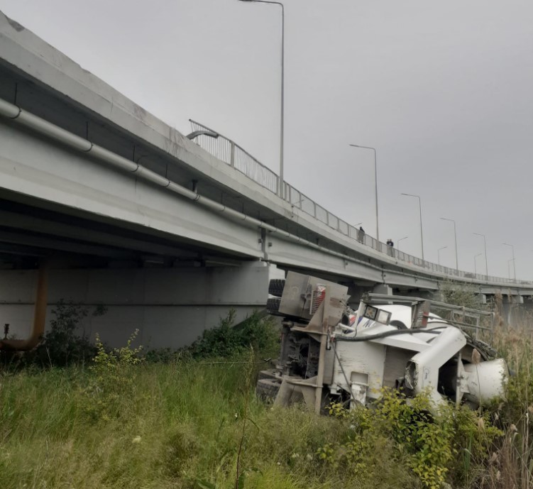 Accident grav la intrare in Portul Constanta! O betoniera a cazut de pe podul de la Agigea  
