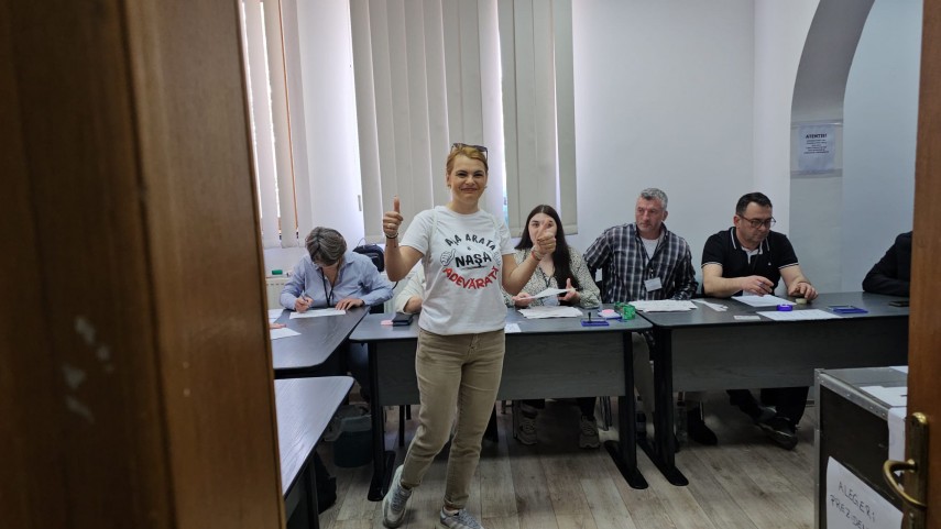 Alegeri prezidentiale 2025: O mireasa insotita de nasa au votat la sectia de votare din Mamaia (GALERIE FOTO+VIDEO) 