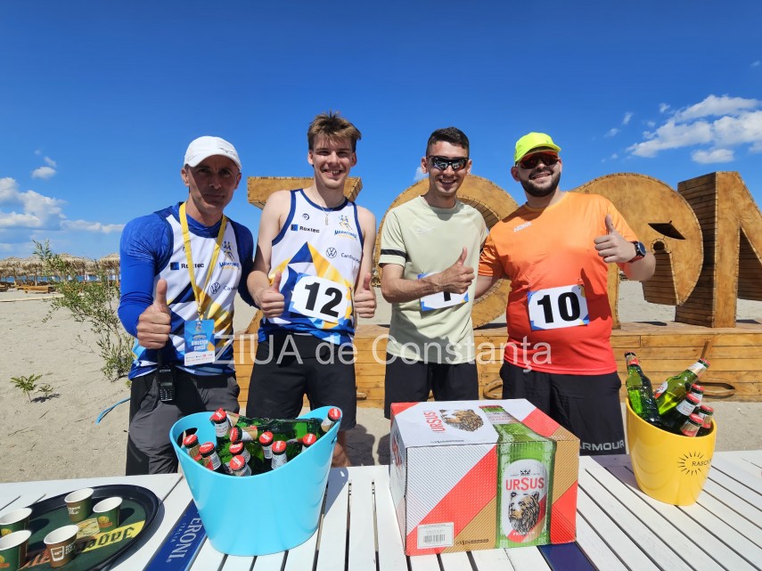 De la stânga la dreapta: Daniel Antonaru, organizator al evenimentului Maratonul Nisipului, și medaliații de la Beer Mile: Eloan Geslim - locul 2, Nicușor Antonesi - locul 1 și David Marin - locul 3. Sursa foto: ZIUA de Constanța