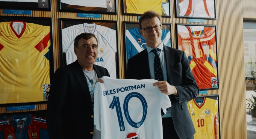Gheorghe Hagi și Giles Portman. Sursa foto: Farul Constanța