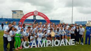 Președintele FRF, Răzvan Burleanu, le înmânează trofeul de campioane fotbalistelor de la Farul Constanța (VIDEO)  