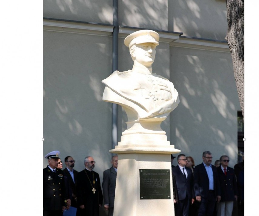 Bustul viceamiralului Mihail Gavrilescu, realizat de Liviu Muscalu din cadrul Studioului de Arte Plastice al Armatei