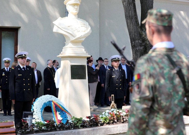 Bustul viceamiralului Mihail Gavrilescu, dezvelit vineri, 23 mai a.c. în Copou