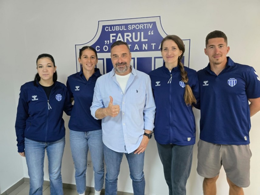 Directorul CS Farul, Aurelian Arghir, alături de sportivi. Sursa foto: CS Farul Constanța