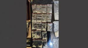 Droguri vândute cu sume cuprinse între 100 și 500 lei. Trei suspecți au ajuns după gratii (GALERIE FOTO)