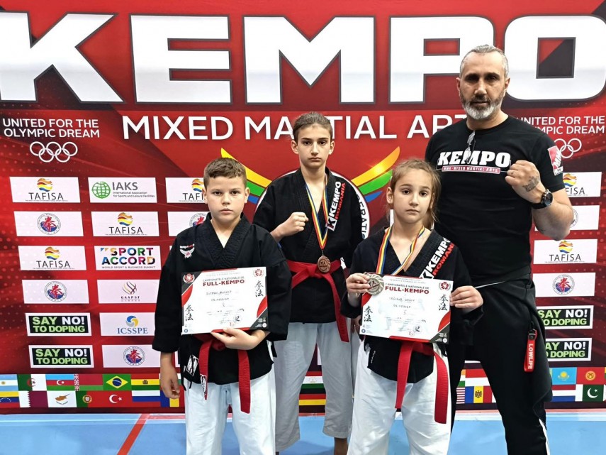 Sportivii și antrenorul Ionel Crînguș. Sursa foto: Facebook (CS Medgidia)