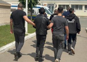 VIDEO Trei bărbați și o femeie, reținuți pentru proxenetism, în urma unor percheziții în Constanța și Călărași  