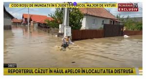 Știri România VIDEO. Incident în timpul unei transmisiuni live din zonele inundate. O jurnalistă a căzut într-un șanț acoperit de apă! 