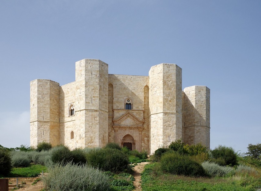 Castel del Monte, construit de împăratul german Frederick al II-lea